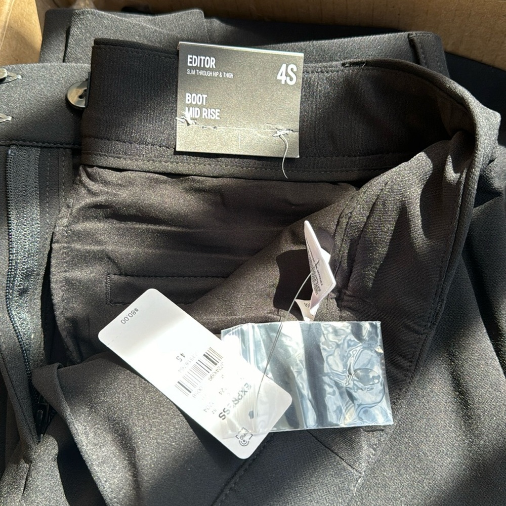 Editor Mid Rise Bootcut Pant
Color: Pitch Black
Size: 4 Short